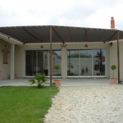 toile d'ombrage transfilée sur pergola métal sur terrasse
