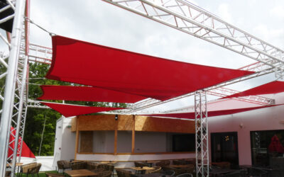 Installation de voiles d’ombrage pour un restaurant à Saint-Sébastien